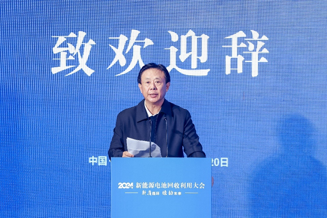 图为中国工业节能与清洁生产协会会长王小康致辞